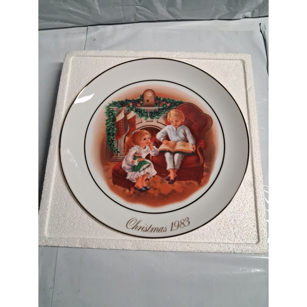 Vintage Avon 1983 Enjoying The Night Before Christmas Porcelain Decorative Plate